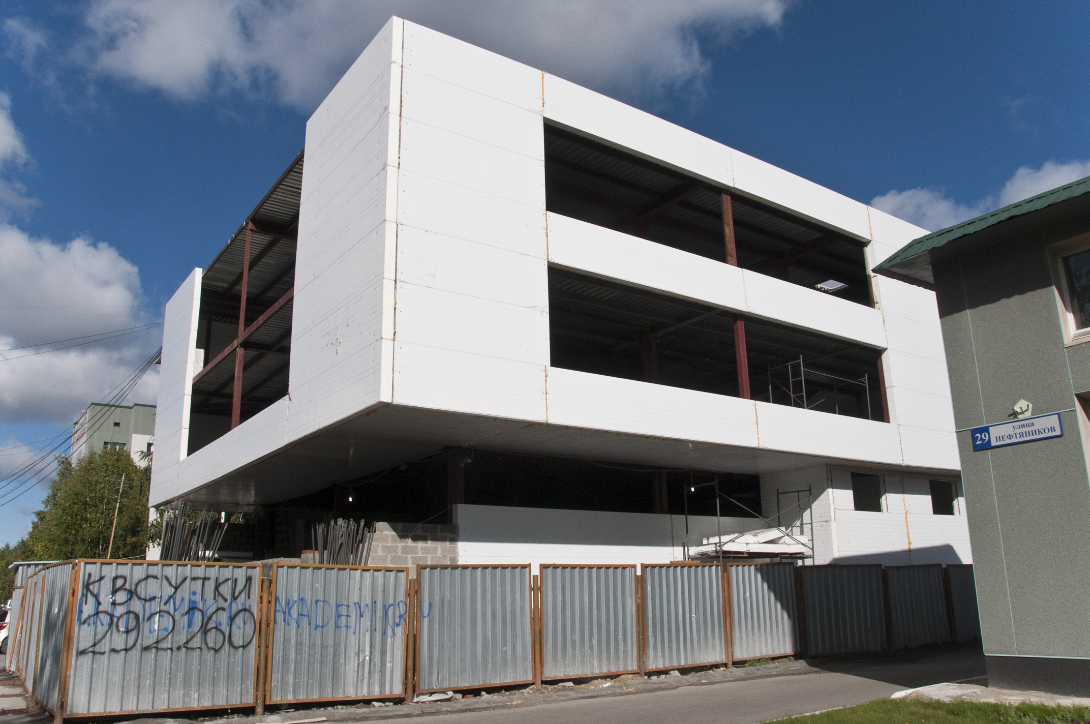 Объект незаконного строительства: магазин продукты; ул. Нефтяников, 29/1